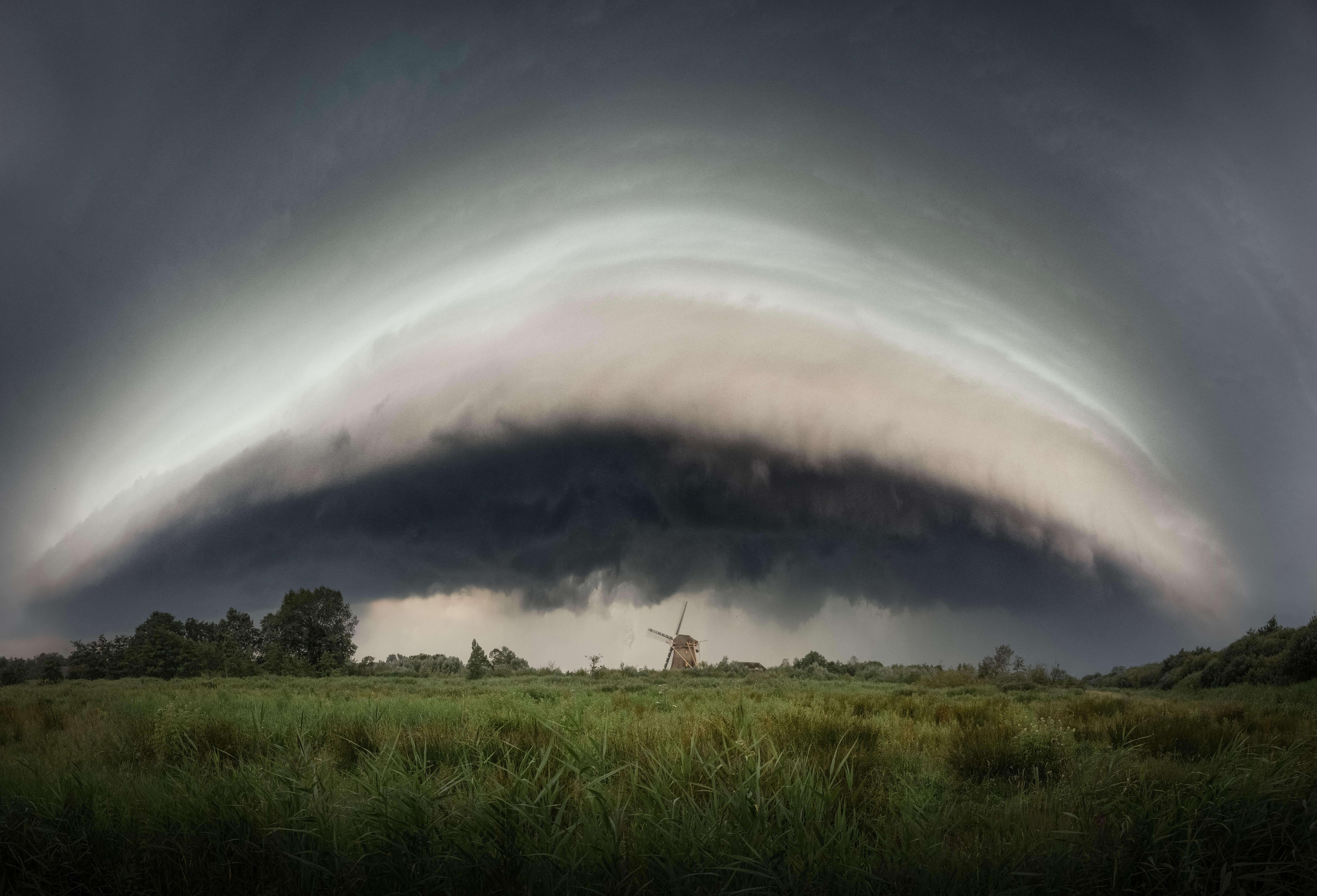 Shelfcloud met molen landschapsfotografie